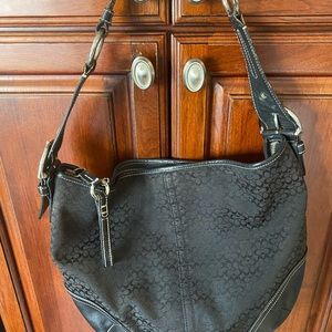 Vintage Coach logo hobo bag. Gently used.  Item is clean and in good condition.